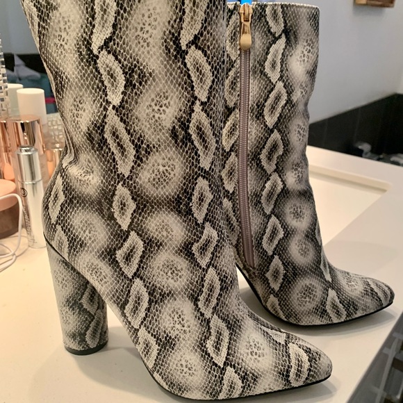 Black, Grey and White Faux Snake Skin Boots Size 8.5 Womens - Picture 2 of 6